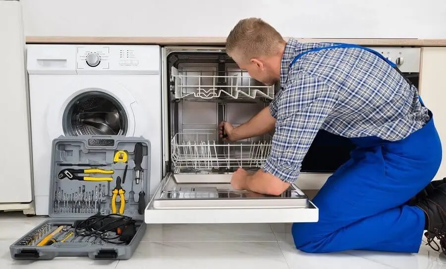 Ferizli Beko servisi teknisyen ekibi beyaz eşya tamiri yaparken